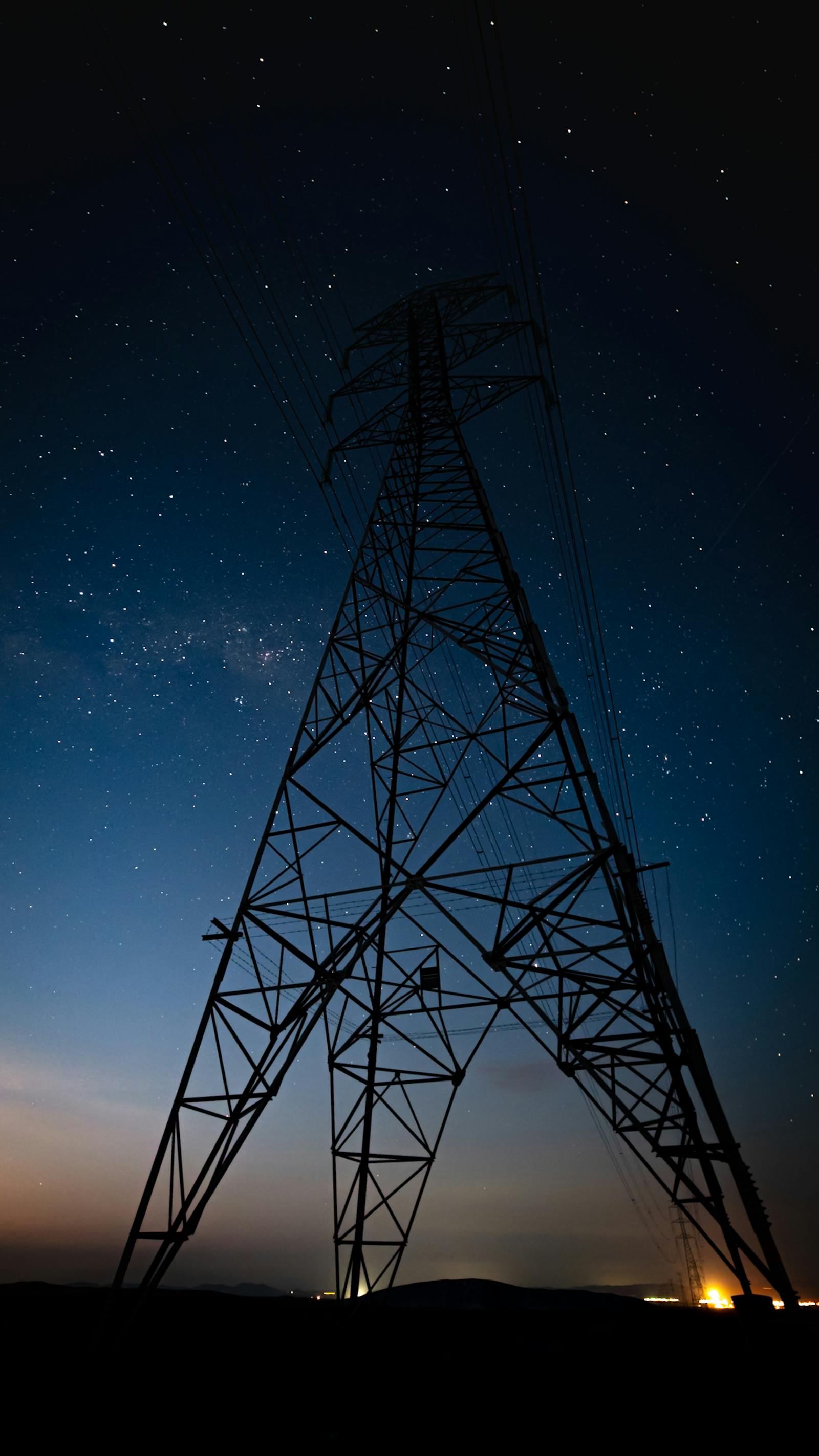 Lignes électriques sur ciel nocturne au-dessus de Nice