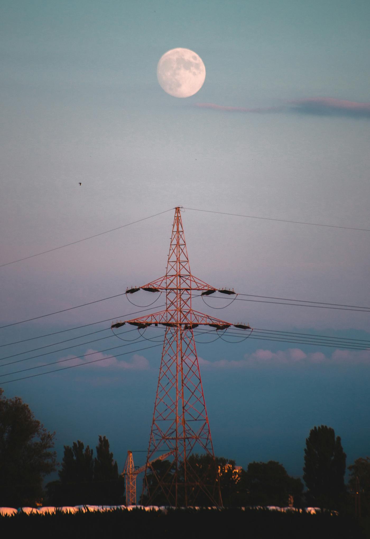 Pylône électrique au coucher du soleil — symbole d'énergie distribuée à Nice